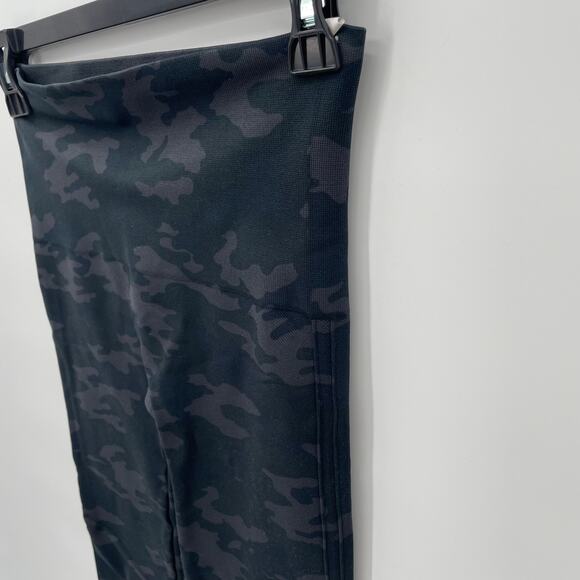 SPANX Look at me Now Seamless Leggings in Black Camo // M - Picture 8 of 9